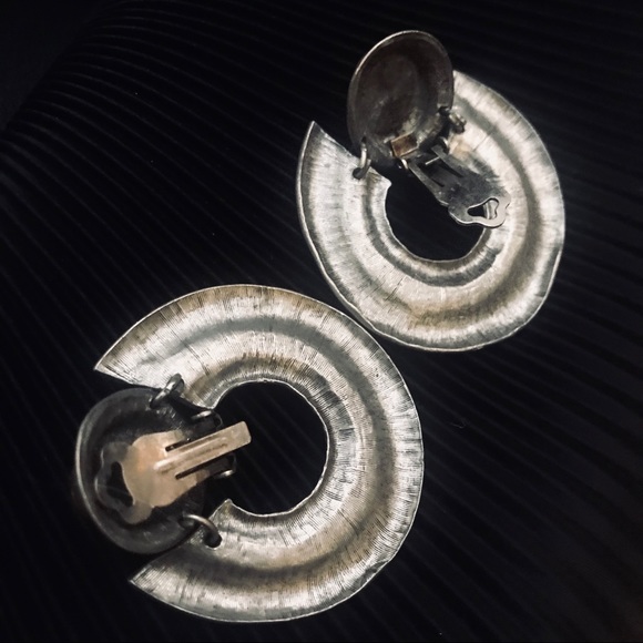 Gallery Artisan Red Coral Clip Earrings Vintage - Picture 3 of 3